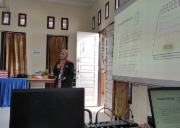 Hindari Penggunaan Gadget Berlebihan, PMM UMM Ajari Peserta Didik Menanam Bunga