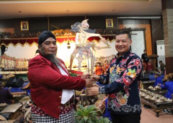 Menikmati Pagelaran Wayang Kulit Peringati HUT ke 78 TNI di Tabalong