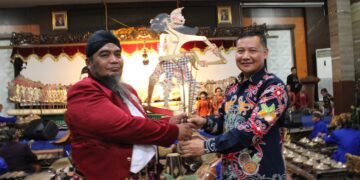Menikmati Pagelaran Wayang Kulit Peringati HUT ke 78 TNI di Tabalong