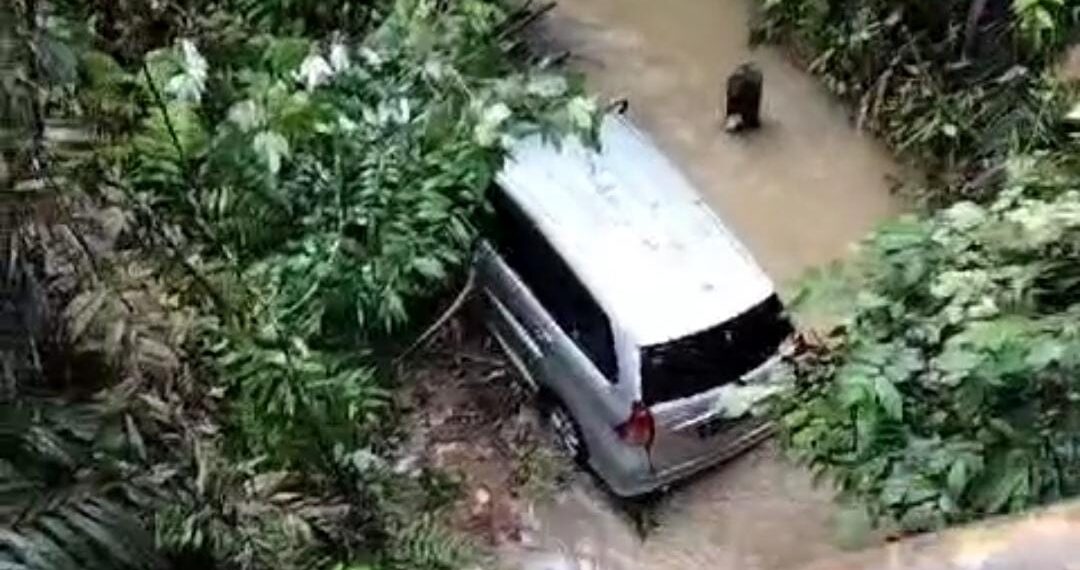 Mengantuk, Mobil Rombongan Haul Asal Paser Masuk ke Sungai