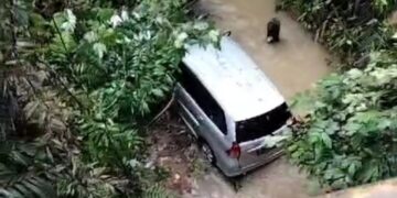 Mengantuk, Mobil Rombongan Haul Asal Paser Masuk ke Sungai