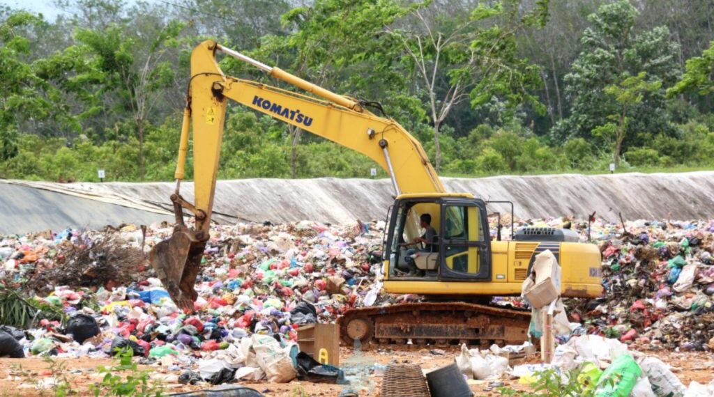 TPA Bongkang Overload, “Gunung Sampah” Capai 15 Meter