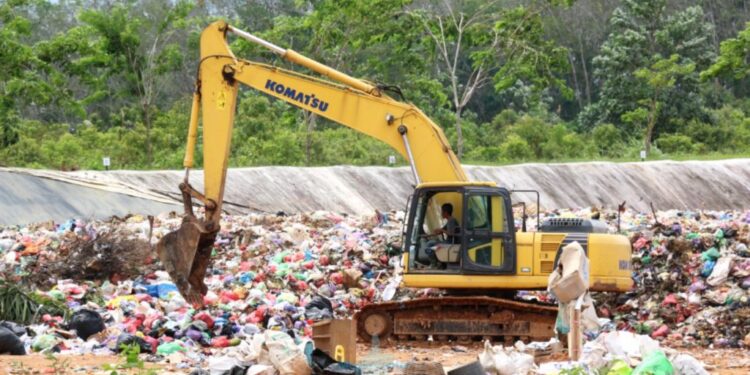 TPA Bongkang Overload, “Gunung Sampah” Capai 15 Meter