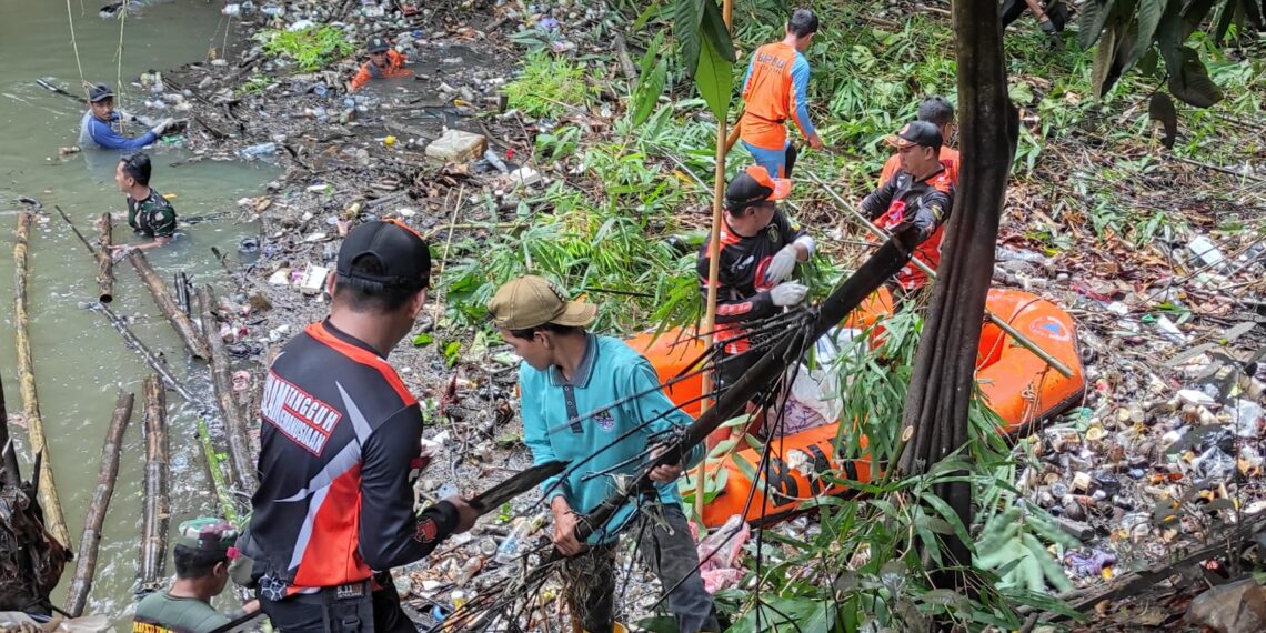 Tak Hanya Aparat, Warga Tanta Juga Ikut Bersihkan Sungai Mangkusip