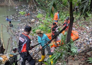 Tak Hanya Aparat, Warga Tanta Juga Ikut Bersihkan Sungai Mangkusip