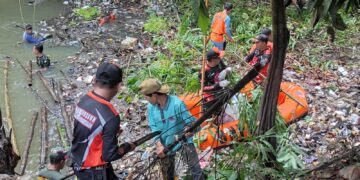Tak Hanya Aparat, Warga Tanta Juga Ikut Bersihkan Sungai Mangkusip