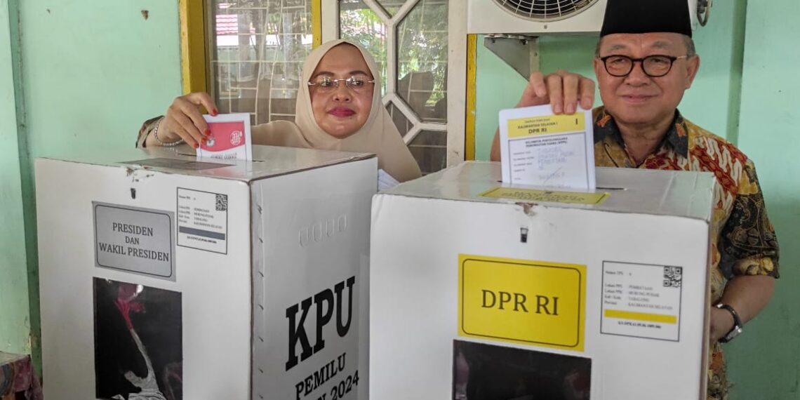 Didampingi Keluarga, Bupati Tabalong Memilih di TPS 06 Pembataan