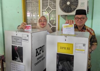 Didampingi Keluarga, Bupati Tabalong Memilih di TPS 06 Pembataan