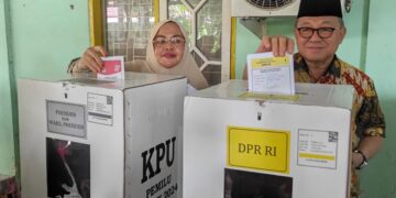 Didampingi Keluarga, Bupati Tabalong Memilih di TPS 06 Pembataan