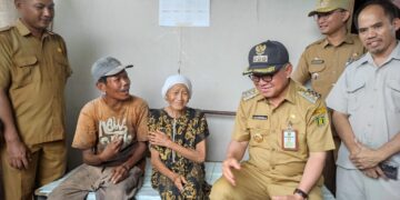 Nenek Nursimah Sumringah Rumahnya Dibedah Pemda Tabalong
