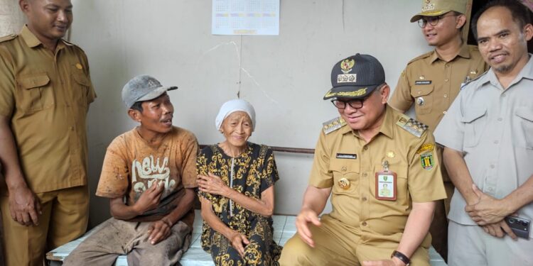 Nenek Nursimah Sumringah Rumahnya Dibedah Pemda Tabalong