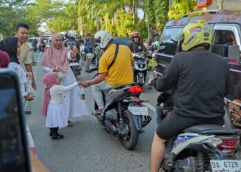 Gandeng Penjual Kuliner Stadion, Dispersip Tabalong Bagi-Bagi Takjil