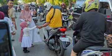 Gandeng Penjual Kuliner Stadion, Dispersip Tabalong Bagi-Bagi Takjil