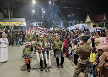 Membludak, Ribuan Warga Tabalong Saksikan Pawai Talintingan Bagarakan Sahur