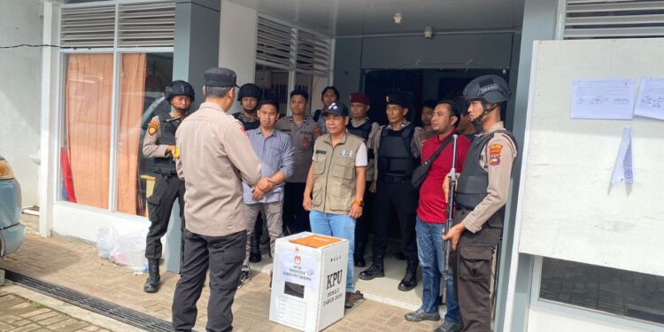 Bersenjata Lengkap kawal Kotak Suara ke KPU Kalsel