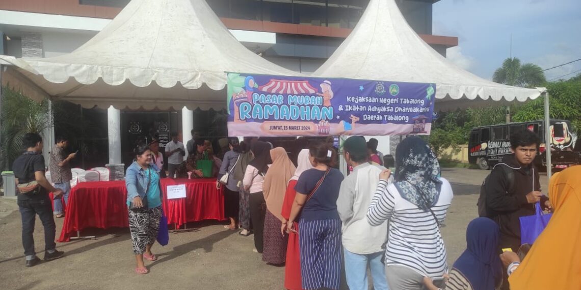 Kejari Tabalong Salurkan Ratusan Sembako Murah