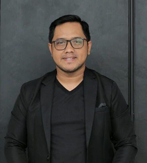 Pinter Menjilat Untuk Bisa Naik Jabatan  ?