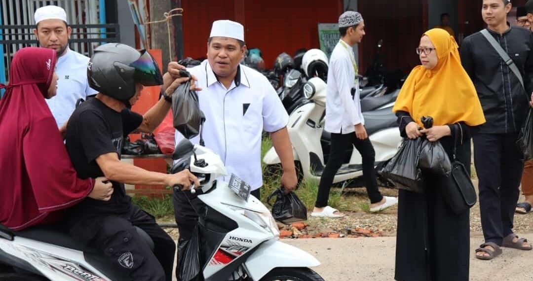 Lapas Tanjung Bagikan Takjil ke Pengguna Jalan
