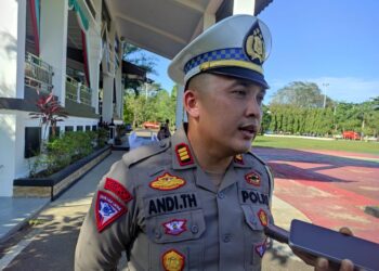 Mudik Aman, Pasang Rambu dan Perbaiki Jalan Berlobang di Tabalong