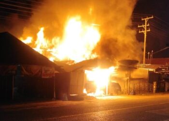 Pom Mini di Maburai Terbakar, Tiga Rumah Ikut Dilalap Si Jago Merah