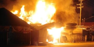 Pom Mini di Maburai Terbakar, Tiga Rumah Ikut Dilalap Si Jago Merah