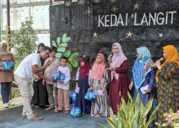 Gandeng Sanggar Langit, The Yatim Tabalong Bagikan Santunan ke Anak Yatim Piatu