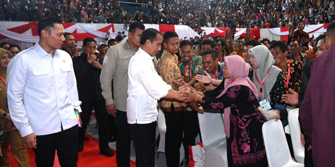 Pertama Kali Menteri AHY Dampingi Presiden Serahkan Sertipikat Tanah