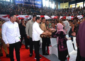 Pertama Kali Menteri AHY Dampingi Presiden Serahkan Sertipikat Tanah