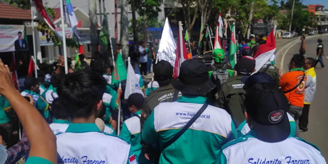 Tuntut Jam Kerja Hingga Mediator HI, Ratusan Pekerja Geruduk Disnaker Tabalong