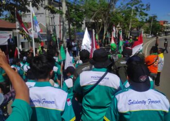 Tuntut Jam Kerja Hingga Mediator HI, Ratusan Pekerja Geruduk Disnaker Tabalong