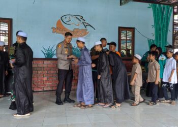 Usai Demo Serikat Pekerja di Tabalong Ini Santuni Anak Yatim Piatu