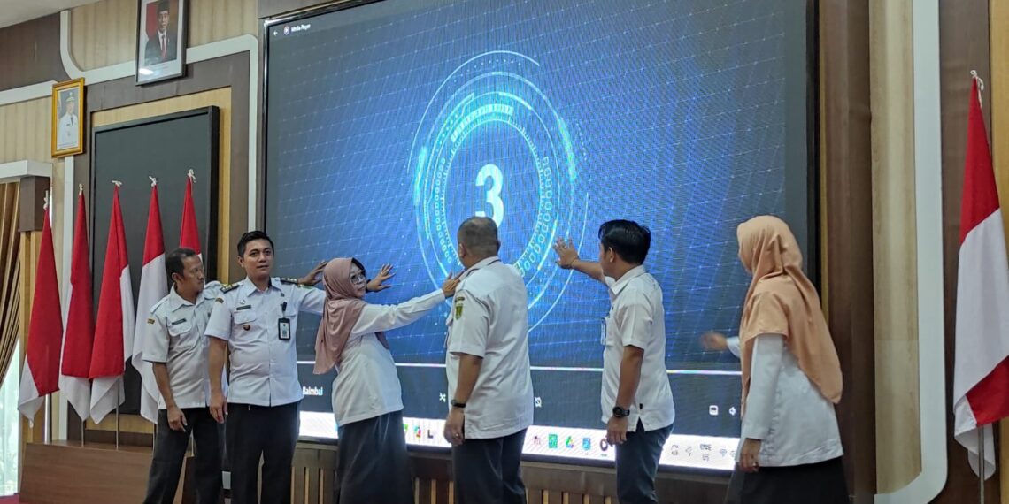 Bantu Warga Bayar PBB, Camat Tanjung Luncurkan Inovasi “Kayuh Baimbai”