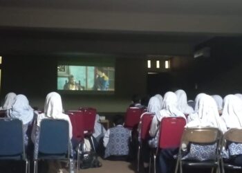 Pelajar Minati Pemutaran Film di Dispersip Tabalong