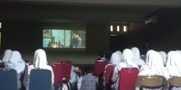 Pelajar Minati Pemutaran Film di Dispersip Tabalong