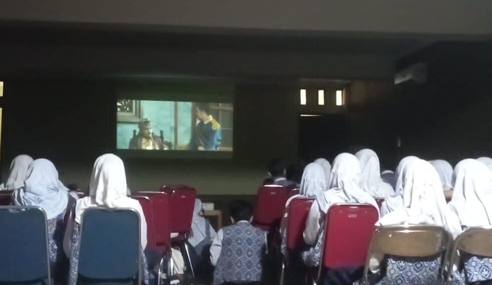Pelajar Minati Pemutaran Film di Dispersip Tabalong