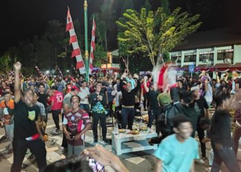 Bersama Masyarakat Tabalong H Fani Rayakan Kemenangan Timnas Indonesia