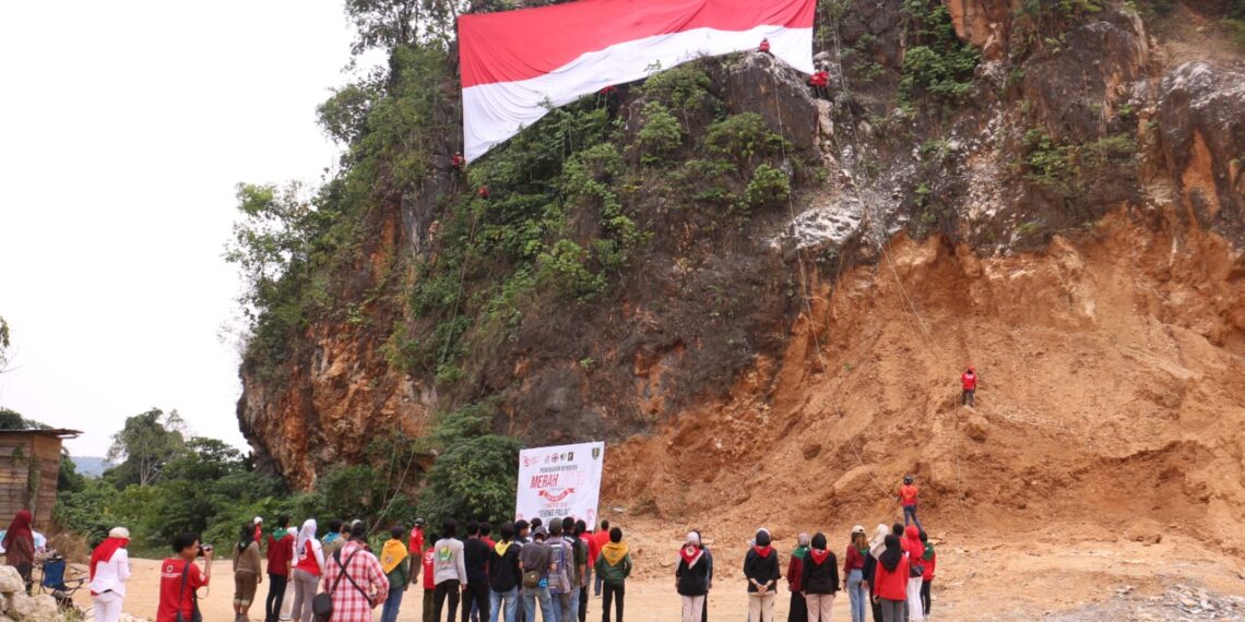 Merah Putih Raksasa Terbentang di Tebing Palai Garagata Tabalong