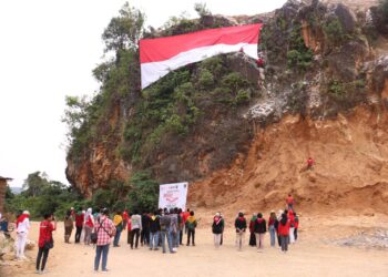 Merah Putih Raksasa Terbentang di Tebing Palai Garagata Tabalong