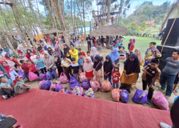Meriahkan HUT RI, Desa Padang Panjang Gelar Bersih-Bersih Lingkungan