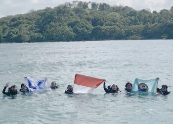 MDC FPIK-ULM Kibarkan Bendera di Bawah Air dan Transplantasi Karang