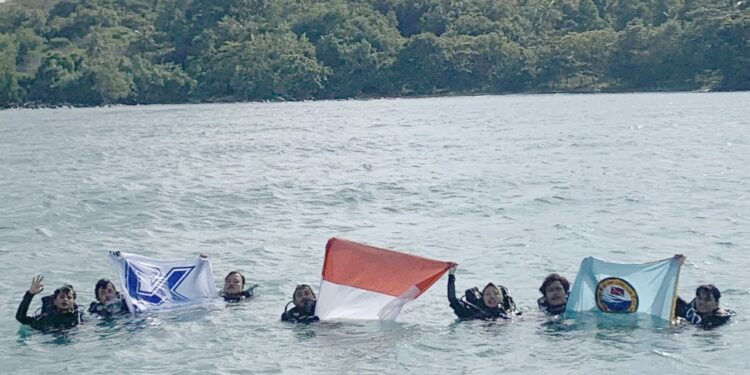 MDC FPIK-ULM Kibarkan Bendera di Bawah Air dan Transplantasi Karang