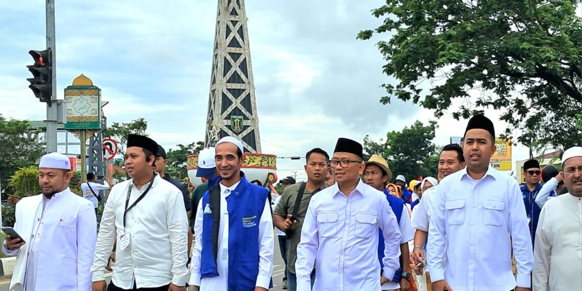 Pasangan H Fani-Habib Taufan Jalan Kaki dari Tugu Obor ke KPU Tabalong