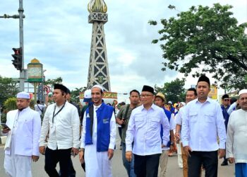 Pasangan H Fani-Habib Taufan Jalan Kaki dari Tugu Obor ke KPU Tabalong