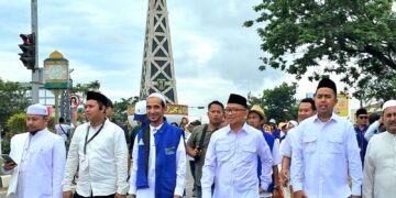 Pasangan H Fani-Habib Taufan Jalan Kaki dari Tugu Obor ke KPU Tabalong