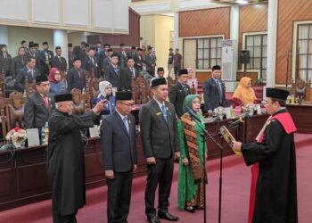 Resmi, Riza Fahlipi Pimpin DPRD Tabalong