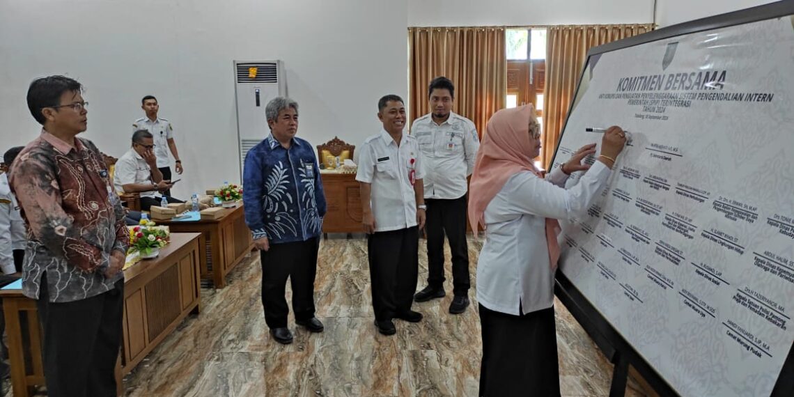 Pejabat Tabalong Tandatangani Pakta Integritas Komitmen Anti Korupsi