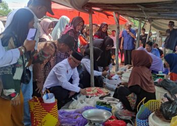 Blusukan Cabup Tabalong H Fani, Warga Pinta Benahi Pasar Kembang Kuning