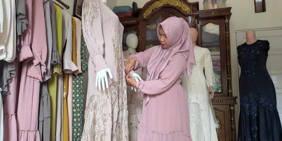 Berawal dari Hobi, Tuti Sukses Kembangkan Usaha Busana di Tanjung