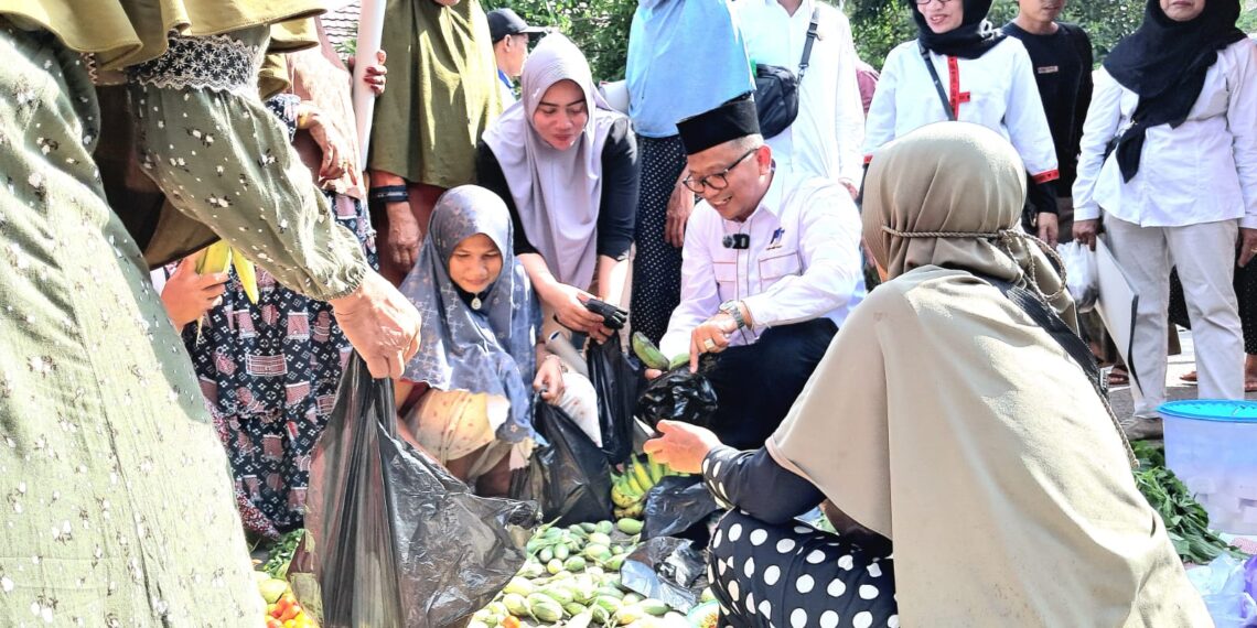 Warga Antusias Sambut Cabup Tabalong H Fani di Pasar Tantaringin