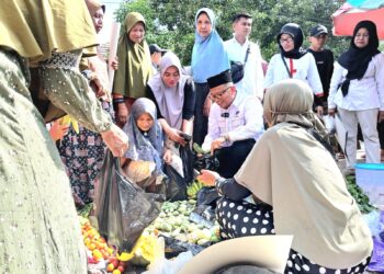 Warga Antusias Sambut Cabup Tabalong H Fani di Pasar Tantaringin